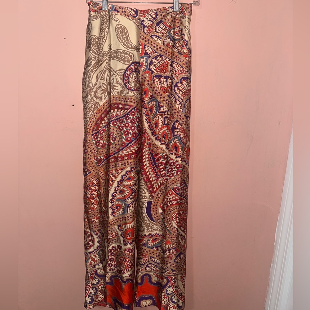 Silk pants with a print, flare type, perfect for formal outdoor occasions.